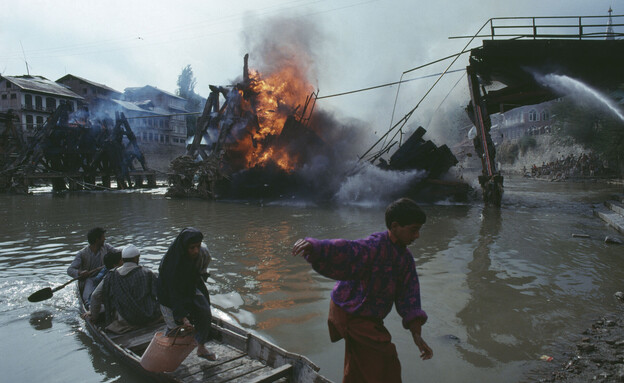 גשר עלי קדל בוער קשמיר 1991 (צילום: Robert Nickelsberg, getty images)
