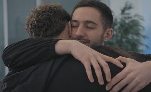 המפגש של עומר שם טוב והאחים מיה ואיתי רגב (צילום: עובדה)