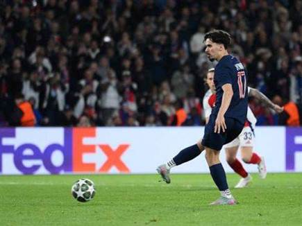 בתווך, ויטיניה החטיא פנדל בצורה רשלנית (GETTY)