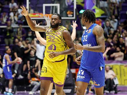 13 שלשות ברבע הרשון (אלן שיבר)