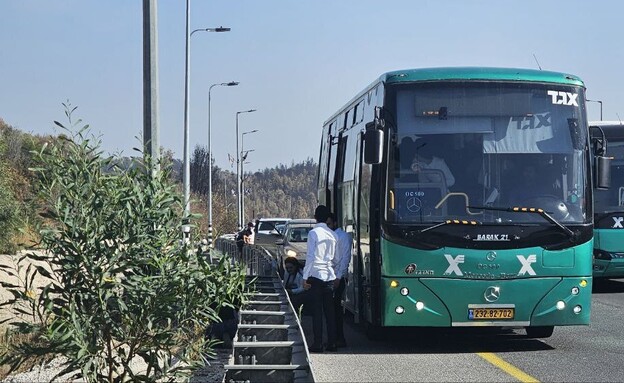 רכבים עוצרים בכביש 1 בעקבות האזעקות (צילום: שימוש לפי סעיף 27א' לחוק זכויות יוצרים)