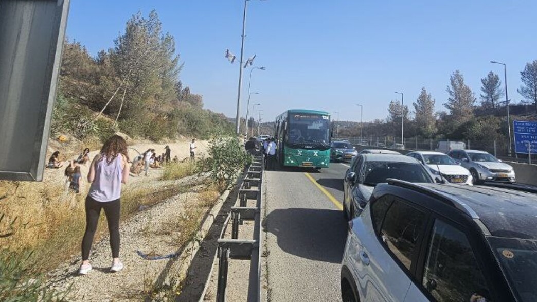 רכבים עוצרים בכביש 1 בעקבות האזעקות