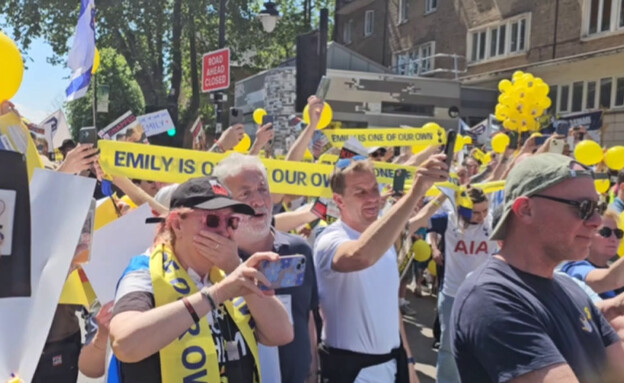 קבלת הפנים של אוהדי טוטנהאם לאמילי דמארי (צילום: N12)