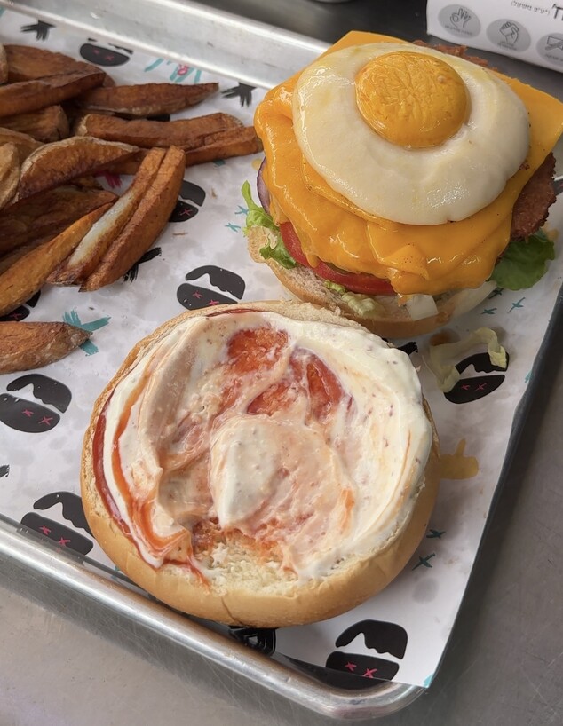 JBURGER. המבורגר עם צ'דר וביצה טבעונית (צילום: נעה צימר הוקר, mako אוכל)