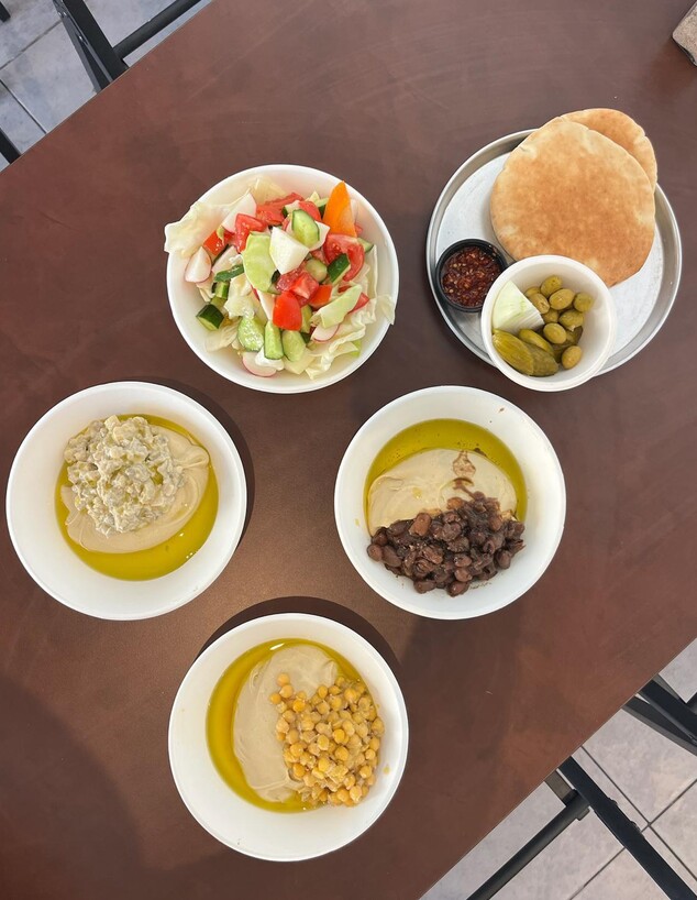 פתיחת שולחן. חומוס אבי מעכו (צילום: ניצן לנגר, mako אוכל)