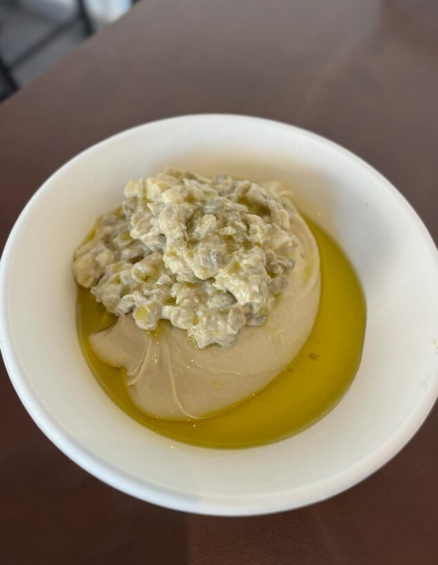 מנת חומוס טחינה-חצילים (צילום: ניצן לנגר, mako אוכל)