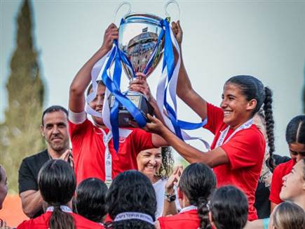 מחזיקת הגביע הטרייה (יונתן טפיאס, ההתאחדות לכדורגל) (צילום: ספורט 5)