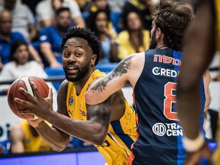 בלט לצד וויליאמס. רנדולף (עודד קרני)