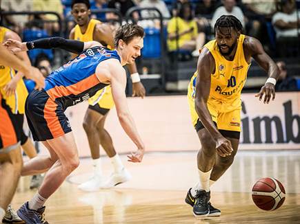 עמד מעל כולם בצהוב. וויליאמס (עודד קרני)