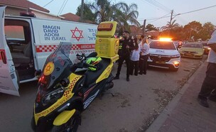 זירת הדקירה בפרדס חנה (צילום: מד"א)