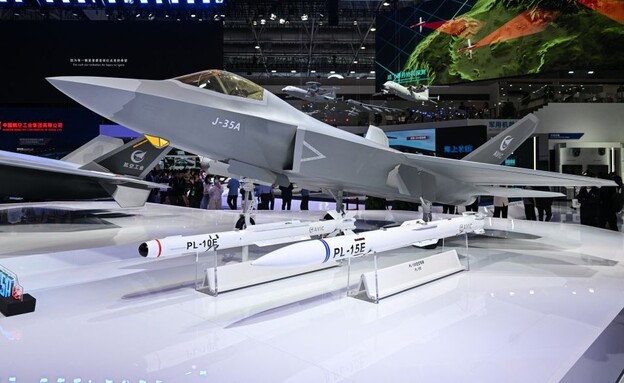 מטוס קרב J-35 של סין בתערוכה לצד טיל PL-15 מטוס קרב J-35 של סין בתערוכה לצד טיל PL-15