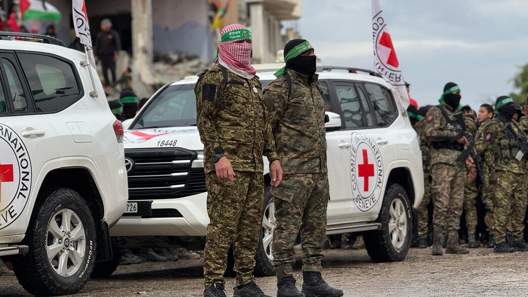 הצלב האדום לצד מחבלי חמאס בנקודת שחרור חטופים