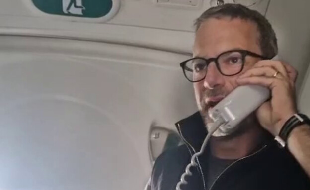 אדם בוהלר בטיסה לישראל יחד עם אימו של עידן אלכסנדר (צילום: דותן סטניצקי)