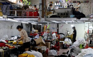 מפעל סיני לייצור טקסטיל (צילום: רויטרס)