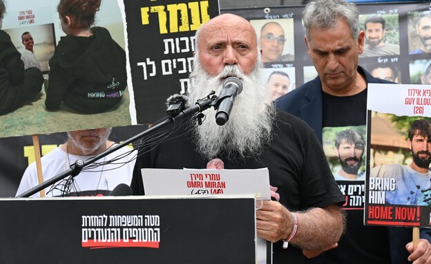 דני מירן בהצהרת משפחות חטופים ביום שחרורו של עידן (צילום: פאולינה פטימר, מטה משפחות החטופים)