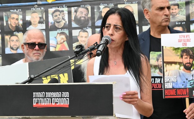 עינב צנגאוקר בהצהרת משפחות חטופים ביום שחרורו (צילום: פאולינה פטימר, מטה משפחות החטופים) עינב צנגאוקר בהצהרת משפחות חטופים ביום שחרורו (צילום: פאולינה פטימר, מטה משפחות החטופים)