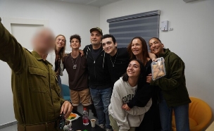 עידן אלכסנדר במפגש המרגש עם משפחתו (צילום: דובר צה"ל)