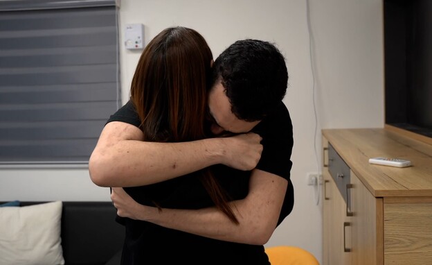 עידן אלכסנדר במפגש המרגש עם משפחתו (צילום: דובר צה"ל)