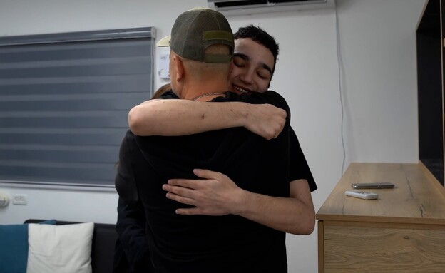 עידן אלכסנדר במפגש המרגש עם משפחתו (צילום: דובר צה"ל) עידן אלכסנדר במפגש המרגש עם משפחתו (צילום: דובר צה"ל)