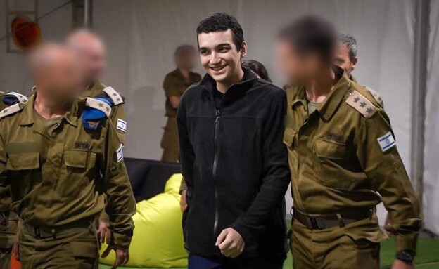 עידן אלכסנדר במפגש המרגש עם משפחתו (צילום: דובר צה"ל)