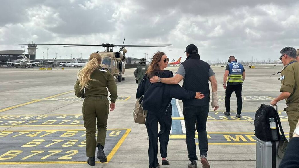 אימו של עידן ואלכסנדר ואדם בוהלר עולים למסוק אימו של עידן ואלכסנדר ואדם בוהלר עולים למסוק