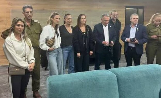 משפחתו של החטוף עידן אלכסנדר בנקודת המפגש (צילום: שימוש לפי סעיף 27א' לחוק זכויות יוצרים) משפחתו של החטוף עידן אלכסנדר בנקודת המפגש (צילום: שימוש לפי סעיף 27א' לחוק זכויות יוצרים)