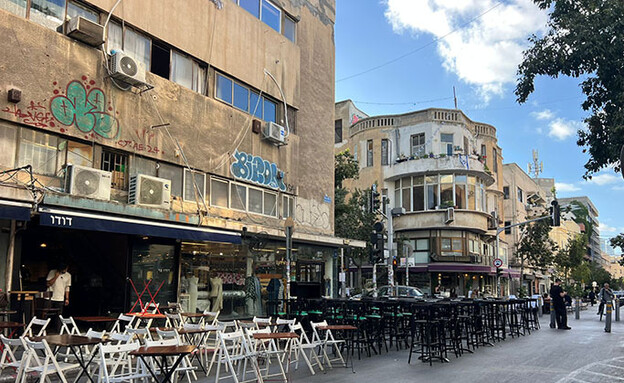 עשרות שולחנות על המדרחוב נחלת בנימין (צילום: לין לוי, mako אוכל)