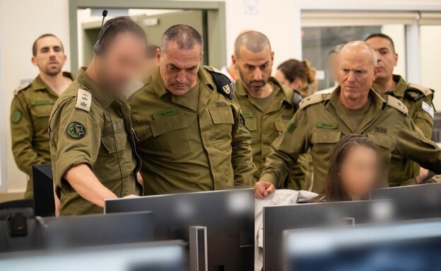 הרמטכ״ל במפקדת השבויים והנעדרים (צילום: דובר צה"ל) הרמטכ״ל במפקדת השבויים והנעדרים (צילום: דובר צה"ל)