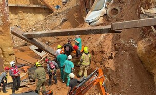 פעולות החילוץ באתר הבנייה ברחוב רכסים ברמת גן (צילום: מד"א)