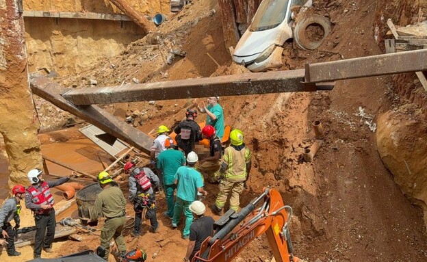 פעולות החילוץ באתר הבנייה ברחוב רכסים ברמת גן (צילום: מד