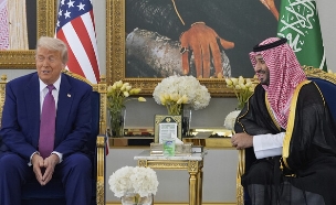 הנשיא דונאלד טראמפ לצד בן סלמאן בביקור בסעודיה (צילום: AP)