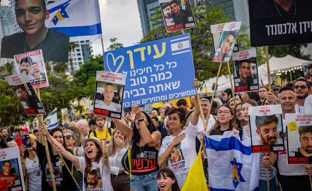 המונים צופים בשחרורו של עידן אלכסנדר בכיכר החטופים (צילום: חיים גולדברג, פלאש 90)