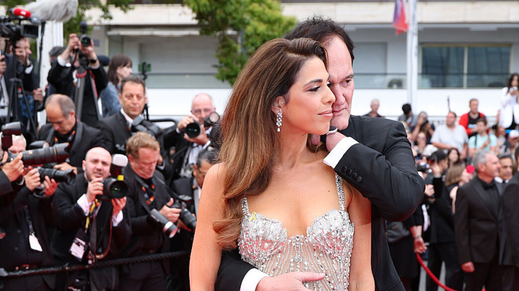 קוונטין טרנטינו ודניאלה פיק על השטיח האדום בפסטיבל קאן 2025