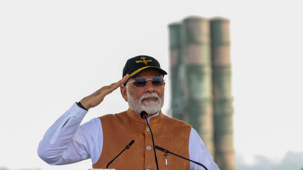 ראש ממשלת הודו מודי על רקע סוללת S-400 ראש ממשלת הודו מודי על רקע סוללת S-400
