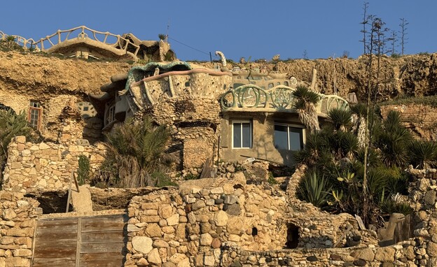 הבית של ניסים קחלון במערה (צילום: עמית מרטין מנשרוף, N12)