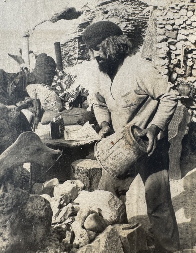 ניסים קחלון בונה את הבית במערה (צילום: אלבום פרטי)