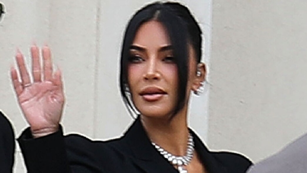 קים קרדשיאן מגיעה לבית המשפט בפריז להעיד בפרשת השוד קים קרדשיאן מגיעה לבית המשפט בפריז להעיד בפרשת השוד