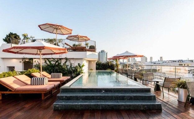 הבריכה בקומת הגג של מלון מאייר האוס הבריכה בקומת הגג של מלון מאייר האוס