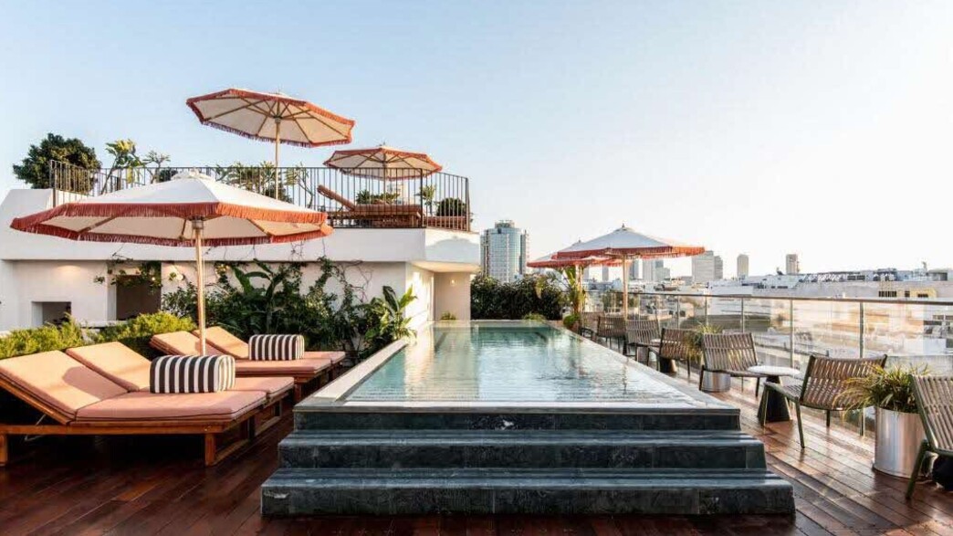 הבריכה בקומת הגג של מלון מאייר האוס הבריכה בקומת הגג של מלון מאייר האוס