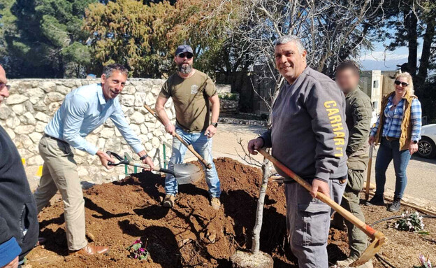 אסף לנגלבן (שני משמאל) בקיבוץ משגב עם