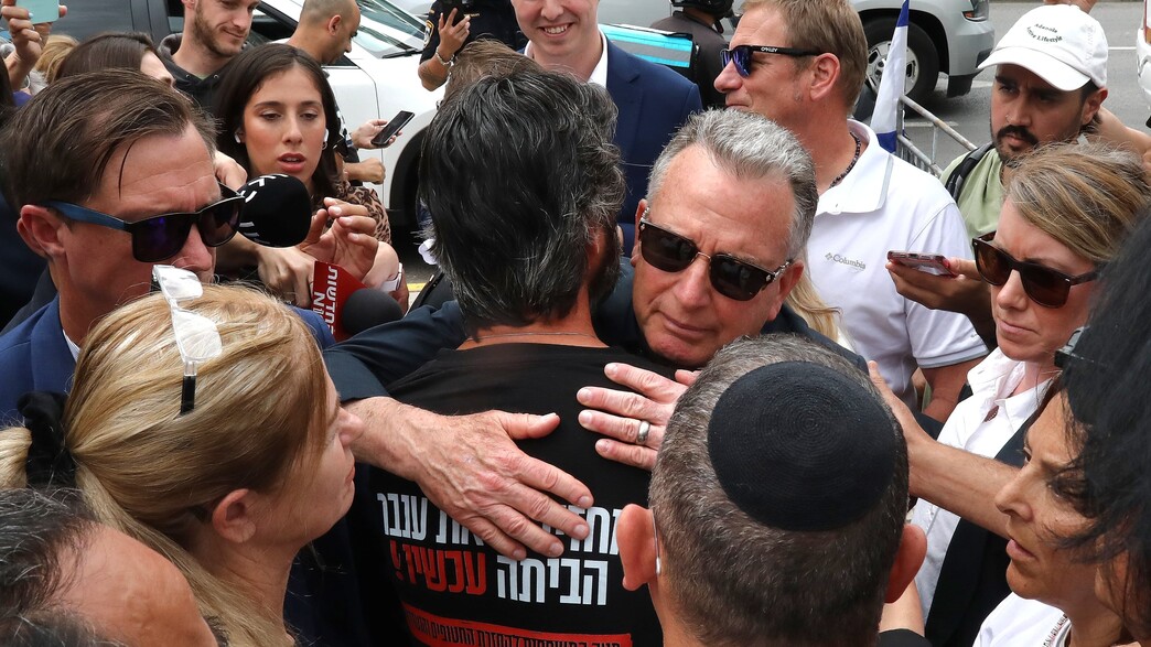 סטיב וויטקוף עם משפחתו של איתי שתיו בכיכר החטופים סטיב וויטקוף עם משפחתו של איתי שתיו בכיכר החטופים