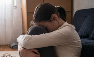 צעירה יושבת בחדר (אילוסטרציה: ljubaphoto)