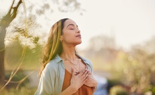 אישה נרגעת בטבע (צילום: Rido, shutterstock)