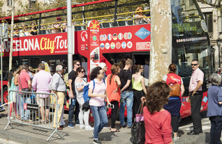 אוטובוס תיירים בברצלונה (צילום: Lobro, Shutterstock)