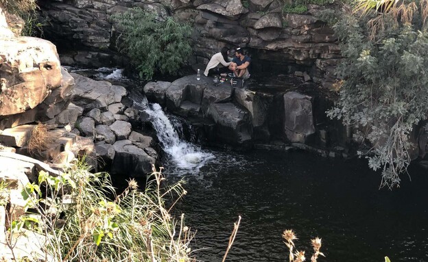 יושבים בבריכת נחל עיט  (צילום: מירב טלמור-קשי)