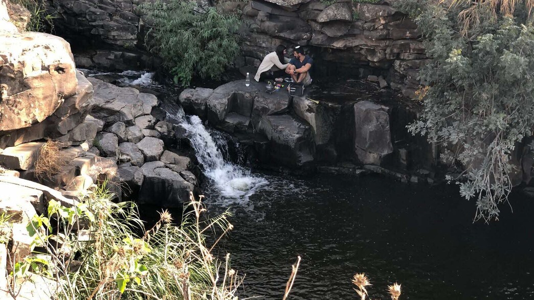 יושבים בבריכת נחל עיט יושבים בבריכת נחל עיט