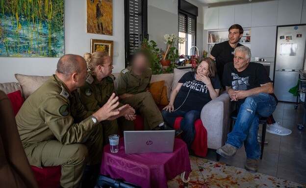 משפחתו של ארתות בקבלת ההודעה על הימצאותו (צילום: דובר צה
