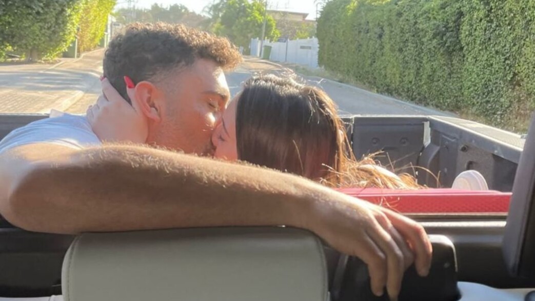 רגע לפני הביצוע באירוויזיון: עידו מלכה מברך את יובל רפאל רגע לפני הביצוע באירוויזיון: עידו מלכה מברך את יובל רפאל