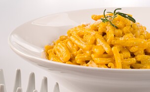 פסטה ברוטב שמנת ומיץ גזר (צילום: שחר פליישמן, מתכון בטוח 2, הוצאת פן וידיעות ספרים)