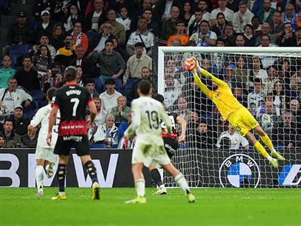 עם משחק ענק של ליאו רומן, שסיפק 10 הצלות (Getty)